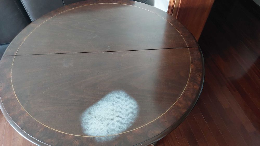 Mesa de jantar em madeira de nogueira