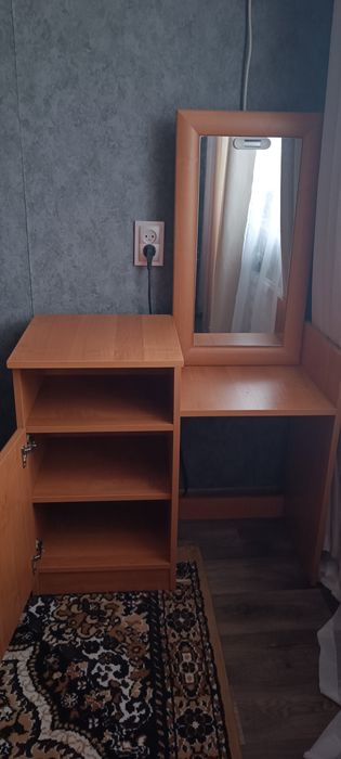 Туалетний столик з дзеркалом