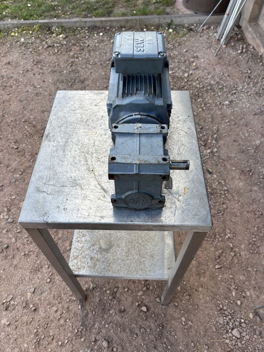 Motoreduktor 0,55  kw 140 obr