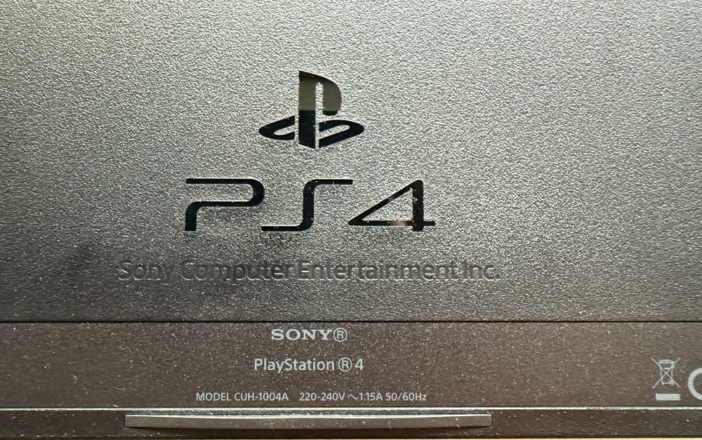 PlayStation 4 + akcesoria