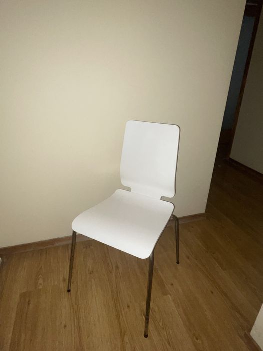 Cadeira branca velha e usada ,temos 3 cadeiras destas disponiveis