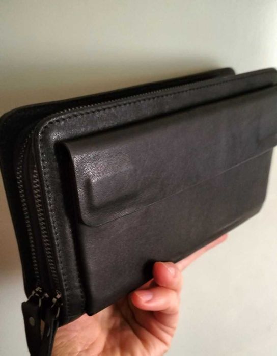 Барсетка з нануральної шкіри, якісна та вмістка.