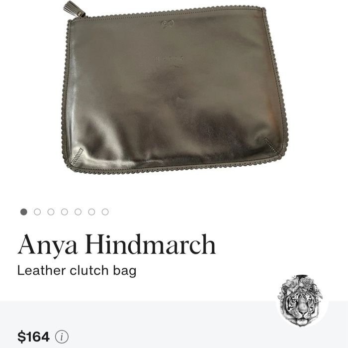 Сріблястий клатч-косметичка апуа
hindmarch має напис "music"
Hindmarch має напис "MUSIC"
та характерний фігурний
край
розмір 23×31 см