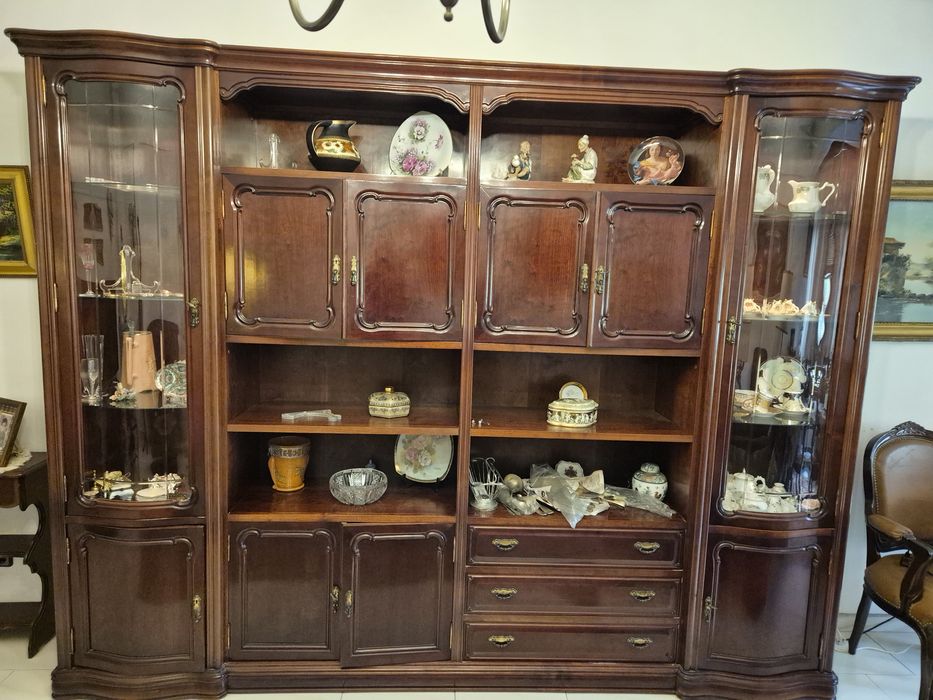 Movel de sala com cristaleira iluminada em mogno em muito bom estado