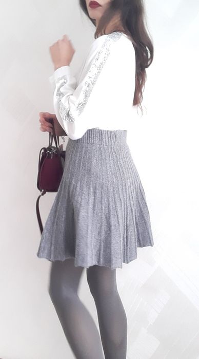 White v-neck blouse with cequins Biała elegancka bluzka z cekinami