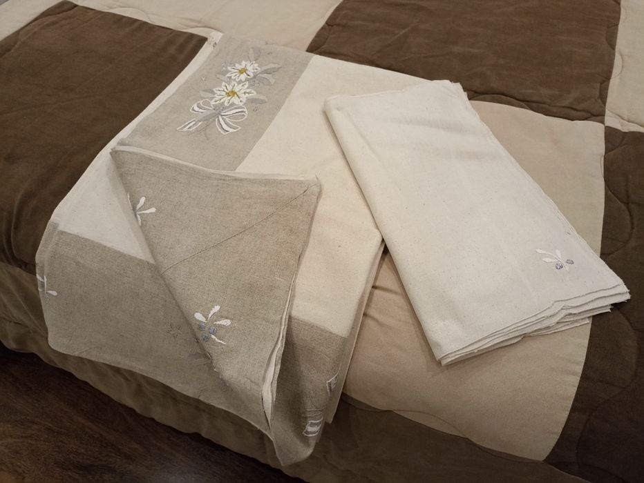 Toalha e guardanapos de linho bordado