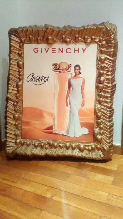 Expositor da Givenchi perfume Organza