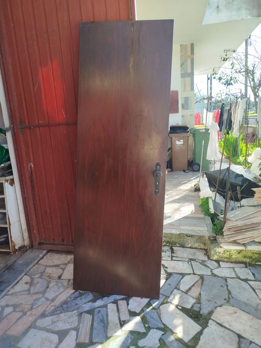 Porta castanha a abrir para esquerda