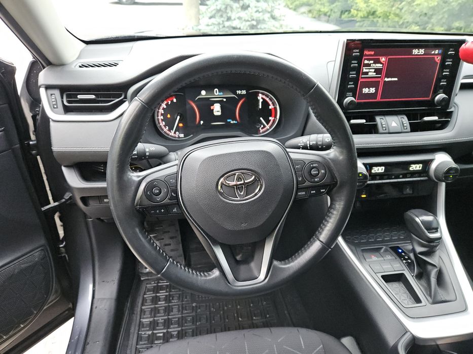 Продається офіційна Toyota RAV4 2022 року