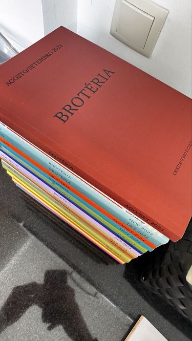 Lote 48 Revistas Brotéria – 2020 a 2024 – venda imediata