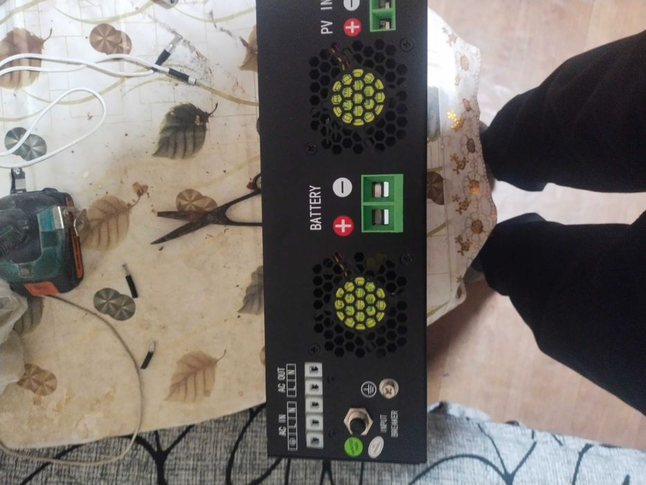 Гібридний інвертор 2.2 кт бу