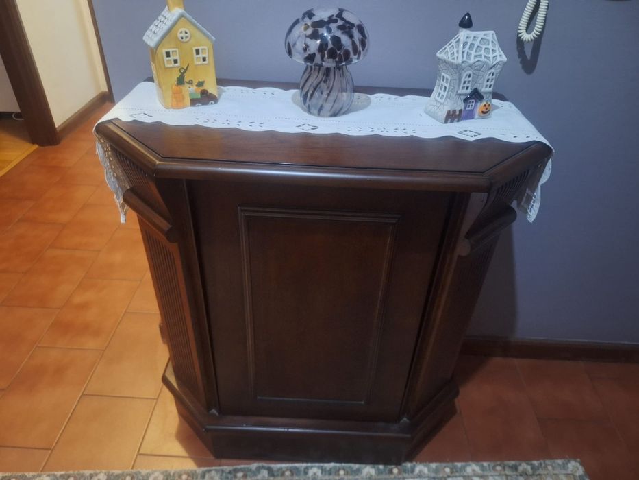 Móvel pequeno com portas laterais de rodar . 72 cm de  altura , 37 cm de profundidade