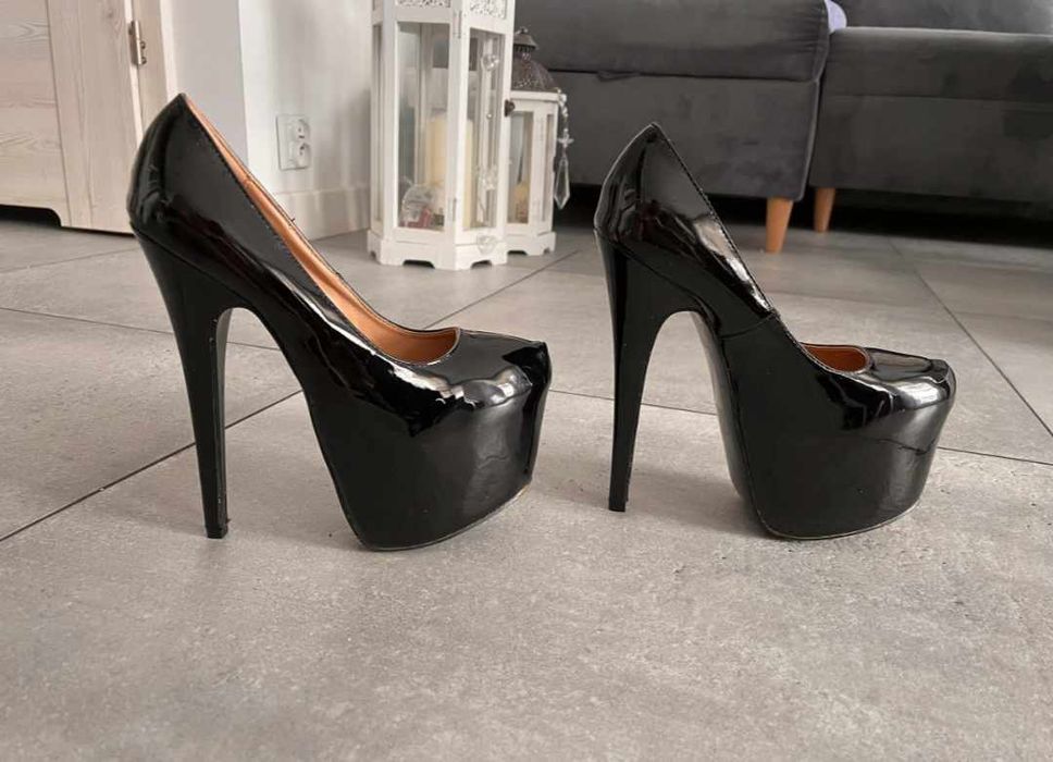 Lakierowane czarne szpilki 38