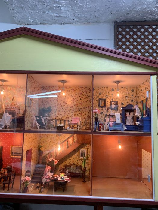 Casa de Bonecas Vintage com recheio, Bonecas e Móveis em miniatura