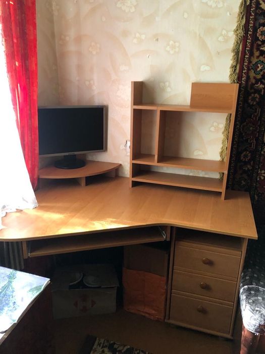 Кутовий стіл у кольорі світлого дерева