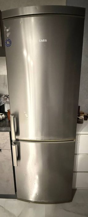 Продам двухкамерный холодильник AEG