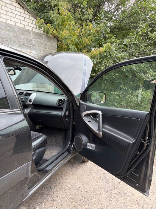 Продаю автомобіль Toyota rav4 2006року. Машина в робочому стані, все працює. Деталі по телефону.