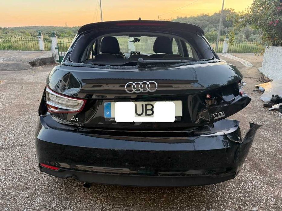 Sinistrado 57601 km Audi A1 Sportback 1.0 TFSI Ultra