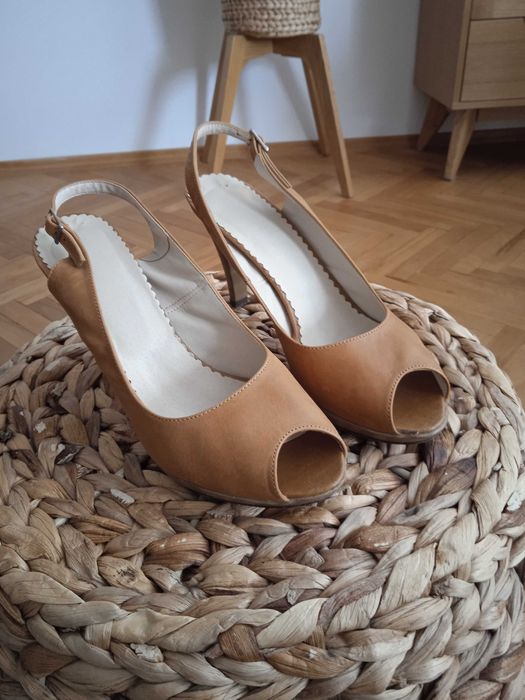 Sandały na platformie obcas