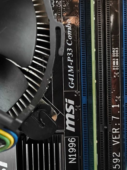 Conjunto 2 computadores a funcionar.