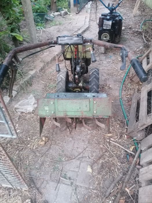 Vendo 3 motocultivadores com alfaias, vai do preço e a gosto do Comprador e tenho um corta relva para vender por 50€