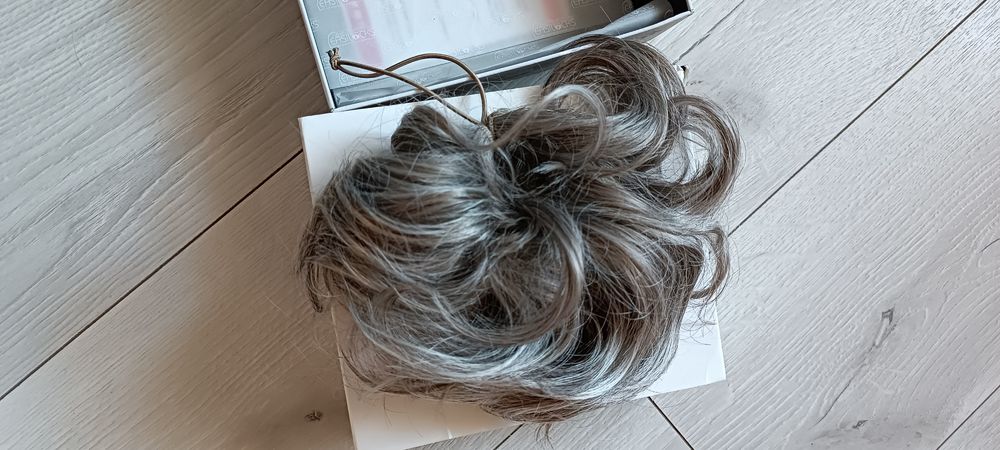 Włosy na gumce peruczka