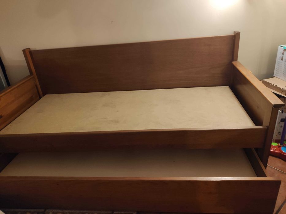 Cama de madeira usada