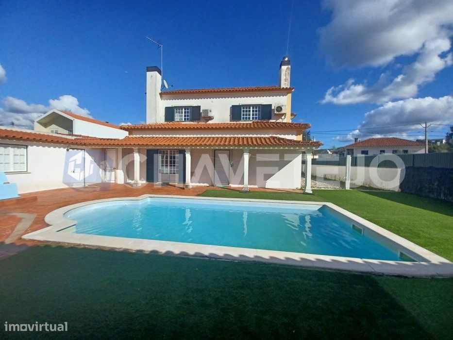 Moradia T4 com piscina e anexo junto à Albufeira do Castelo do Bode.