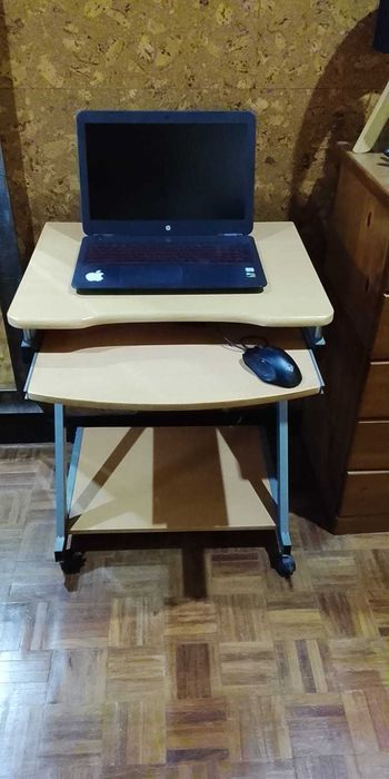 Mesa de Computador Pequena com Rodas — Setúbal