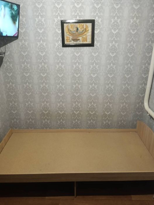 Одно спальне ліжко з матрацом