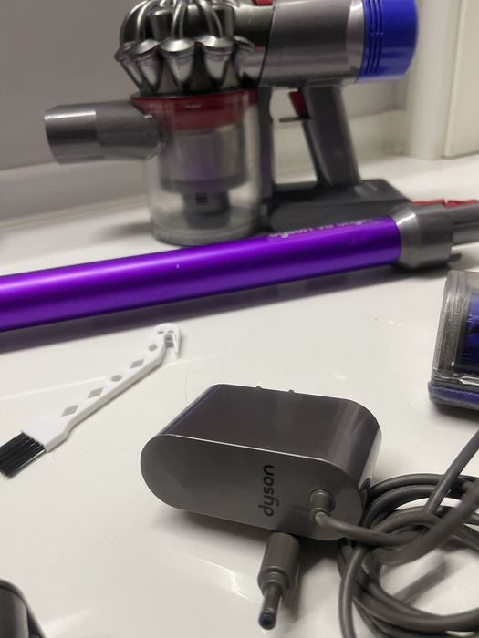 Odkurzacz Dyson V 8 , duzy zestaw ,nowa bateria .