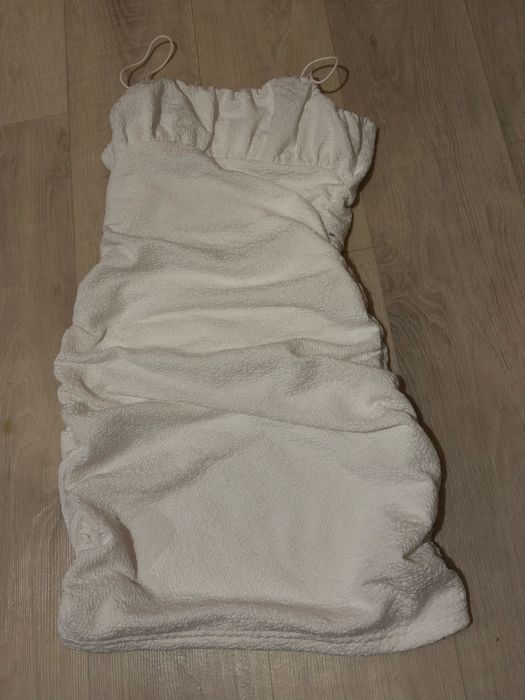 Біля розкішна сукня