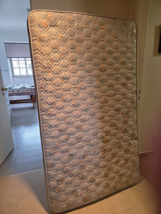 Colchão semi-novo 175m x 105m