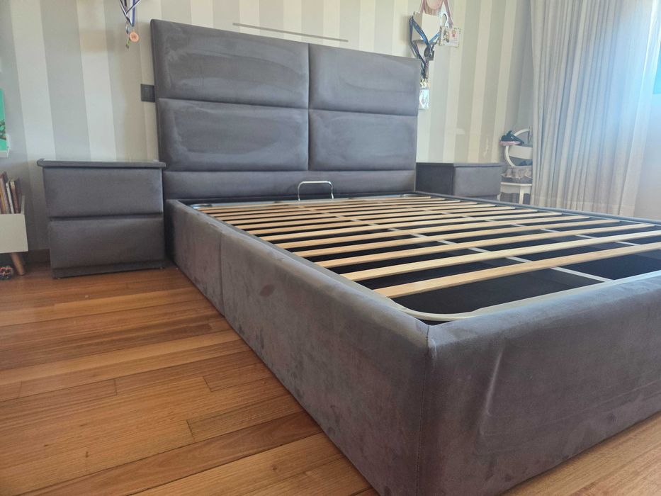 Cama de casal estufada com duas mesas de cabeceira