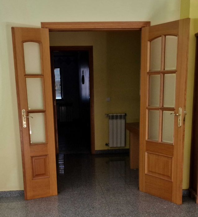 Porta em Madeira (aduelas, guarnições incluído)