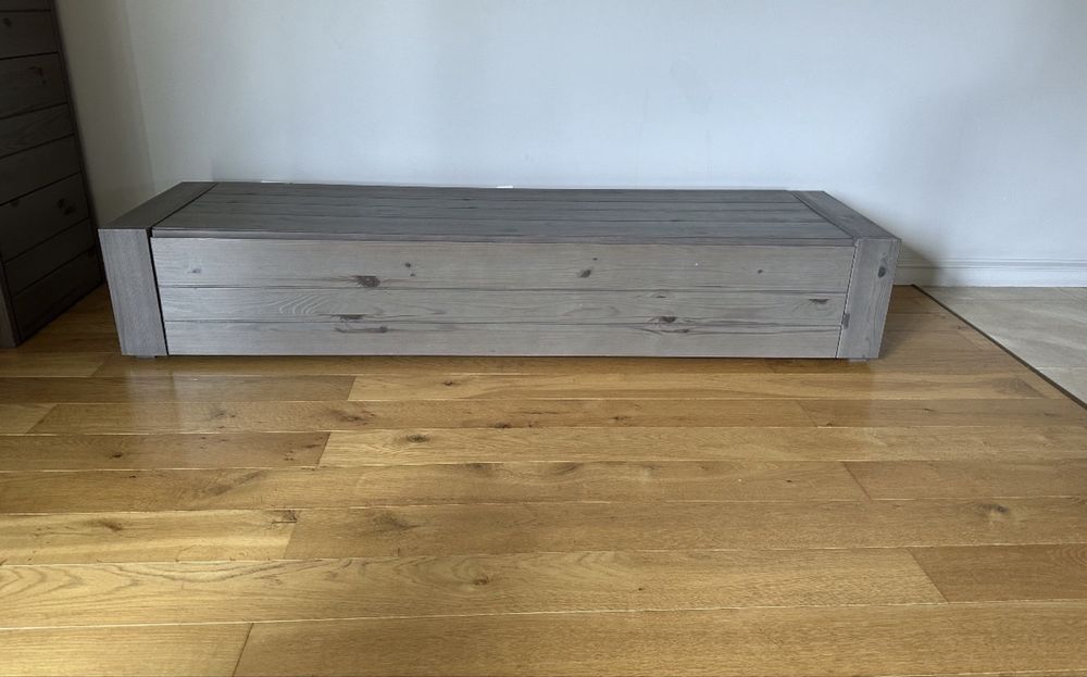 Zestaw drewnianych mebli