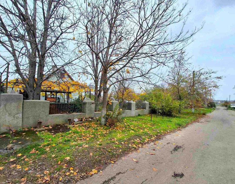 Будинок з великою земельною ділянкою 10 км. від Одеси.