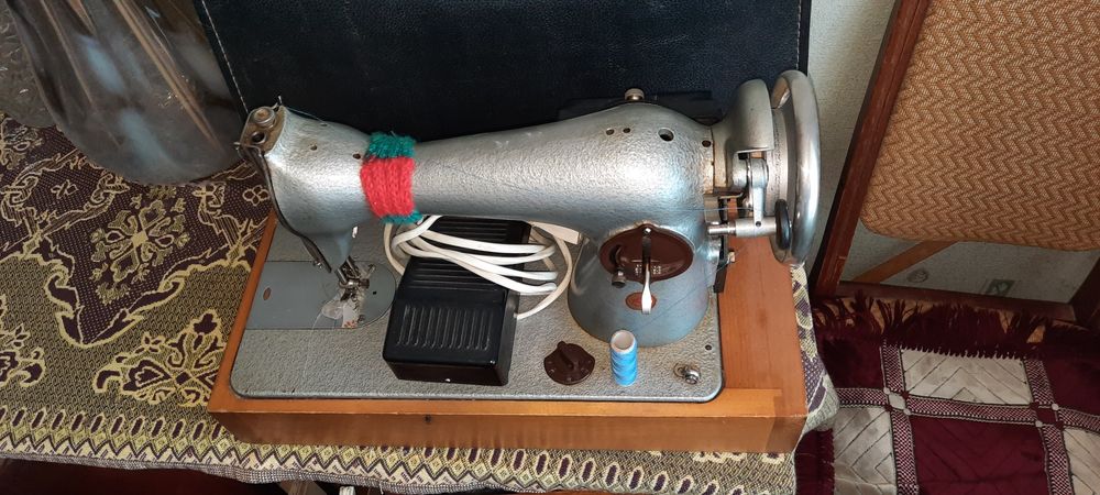 Швейна машинка, робоча потребує налаштування.