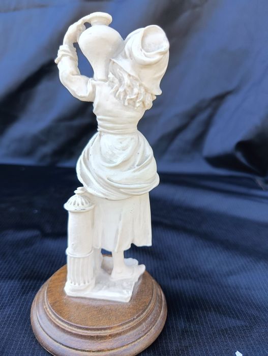Mala figurka G. A.