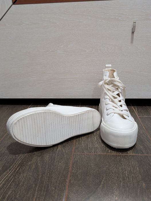 Білі шкіряні кеди Pull&Bear