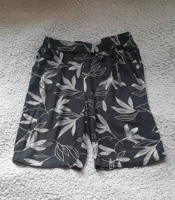 Luźne spodenki w liście