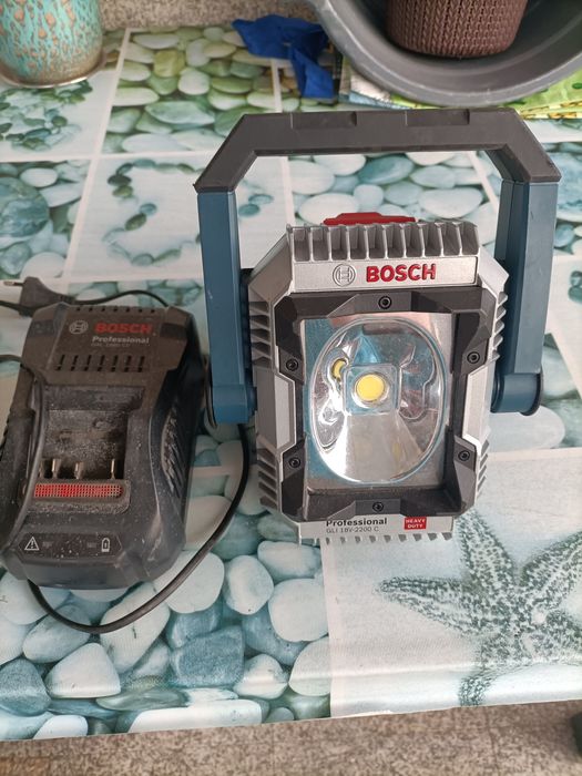 Foco led  Bosch sem bataria  mas com carregador