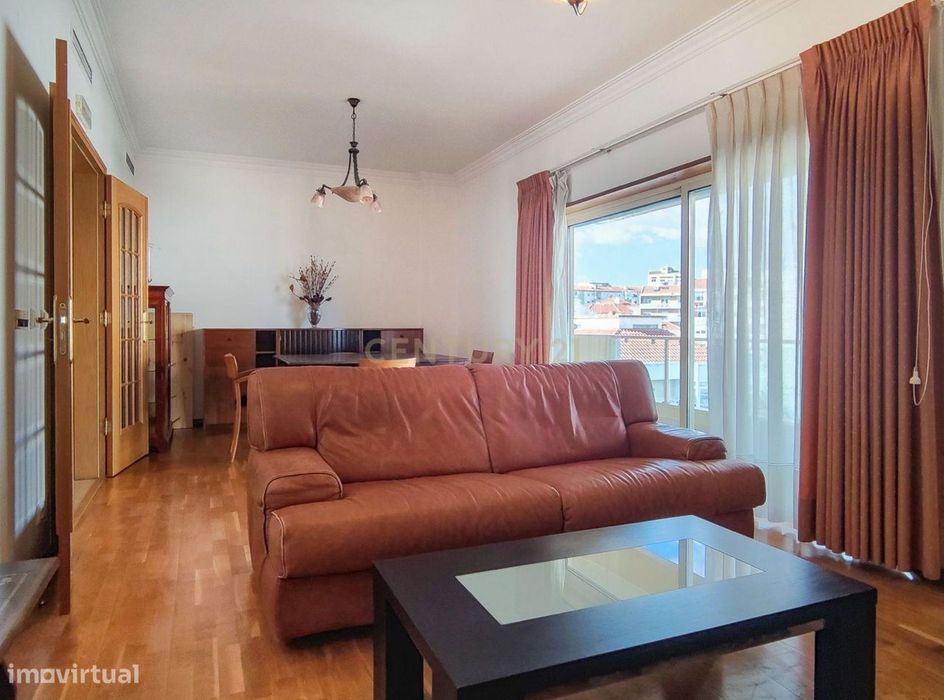 Amplo apartamento de 3 quartos com varandas panorâmicas em Almada, em