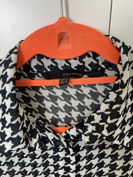 Conjunto calcas pretas e blusa xadrez