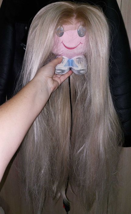 Довга перука світлого кольору