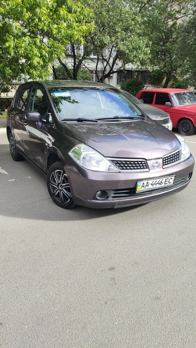 Продам Нисан тида на коробке автомат