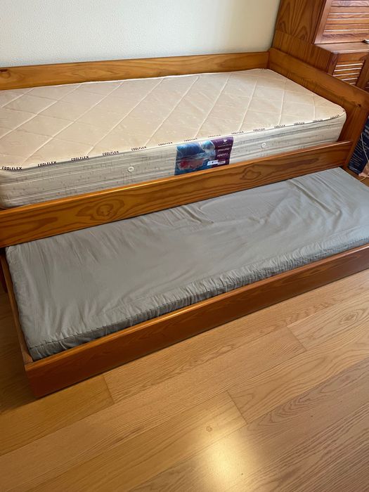 Camas em madeira de pinho e colchões