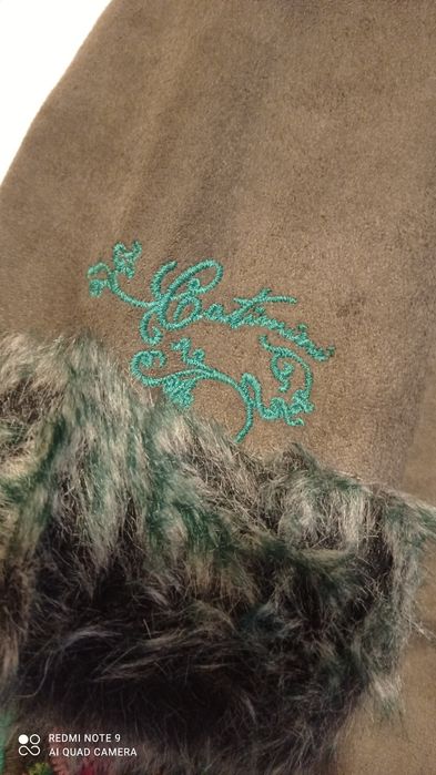 Parka Catimini de menina bordada e forrada a pelo verde tropa