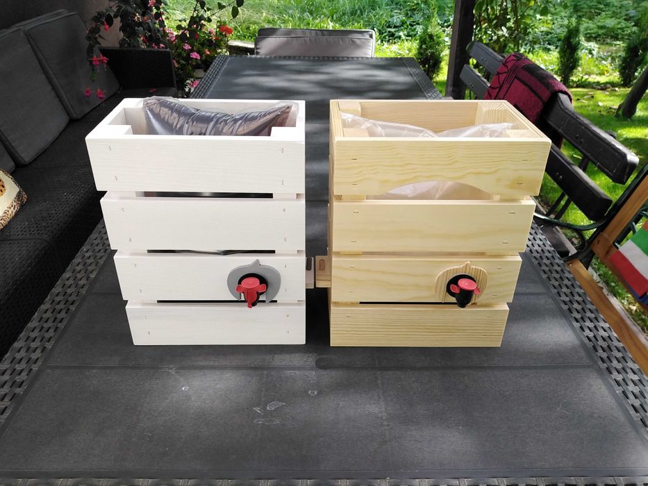 Skrzynka pojemnik stojak drewniany na soki w workach bag in box 3/5 L.