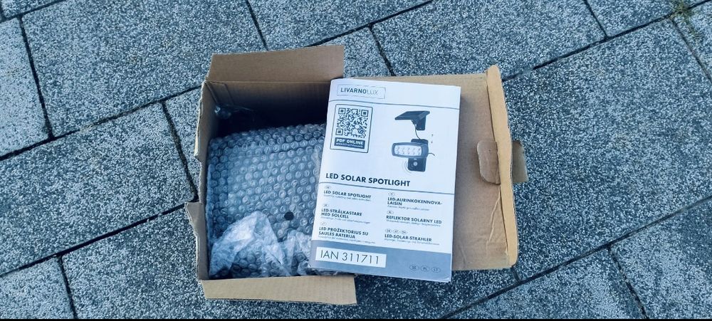 Lampa LED solarna z czujnikiem ruchu